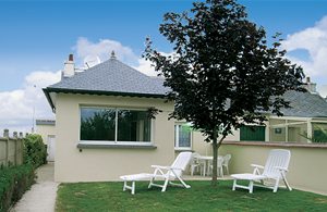 Dette halve dobbelthus har direkte adgang til terrassen og den store indhegnede grund via store glasdøre. For at komme til den gode sandstrand med lege- og sportsmuligheder for børnene, skal I bare ...