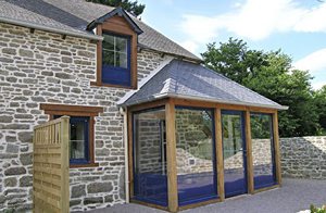 Ved siden af ejerens hus ligger dette istandsatte landhus med en kæmpestor åben stenpejs. Via strækningen St. Brieuc – Rennes er I hurtigt ved de dejlige strande langs smaragdkysten. ...