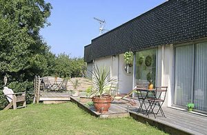 Dette nutidige hus på aksen Plouézec-Paimpol byder på god komfort. Gennem et stort vinduesparti kommer I til terrassen med opholdshjørne. ...