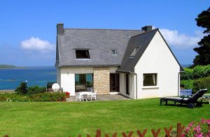 Dette feriehus troner højt over Trélevern og byder på en sensationel udsigt over øerne Île Tommée og Île aux Oiseaux samt over kystens juvel: de rosa granitsten Perros Guirec. Det store vindue ...