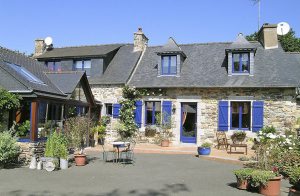 Benyt chancen! Beliggende mellem marker og hav ligger dette gamle, nænsomt restaurerede naturstenhus. Det er omgivet af en velholdt stor have med frugttræer og der er et hyggeligt lysthus, som invi ...