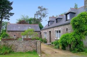 Disse to stenhuse i en skøn have på landet er uafhængige af hinanden og kan lejes sammen eller separat. Hvert af husene er udstyret med rustikke og hyggelige møbler og en kamin, der med sin kamin ...