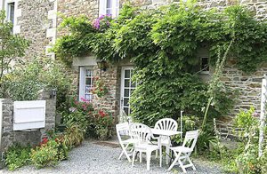  Dette halve dobbelthus med sin skønne blomsterfacade grænser op til ejerens bolig. Huset er ideelt til et par og et barn. Badeværelset er integreret i soveværelset. ...