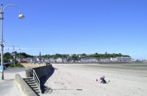 Dette store hus er er fordelt på to lejligheder, en på 2. og 3. etage (FBC274) samt et studie (FBC275) på første etage. I stueetagen er en lille delikatesse forretning. Boligen ligger tæt på La ...