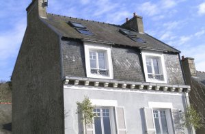  Dette store hus har en lejlighed i to etager (FBC274) på 2. og 3. sal samt en et-værelses (FBC275) på første sal. I stueplan er der en lille delikatesse. Det store, overvågede Strand La Banche e ...