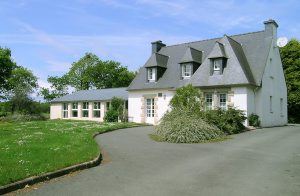  Dette unikke bretonske feriehus er udstyret med en dejlig indendørs swimmingpool, der er tilgængelig hele året. Huset ligger i et landområde, og er omgivet af smukke grønne områder. Fra stuen e ...