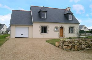  Dette moderne hus ligger i Pomeline Pors Guyons bugt - skøn beliggenhed ved Ufer der Trieux ved mundingen i Den Engelske Kanal - med en herlig udsigt fra opholdsstuen til fyrtårnet i La Croix. Halv ...