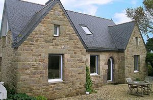 Dette dejlige stenhus med udsigt over buguélès-bugten råder over en indbydende terasse, hvor det er muligt at slappe af. Vidunderlig udsigt til omgivelserne. ...