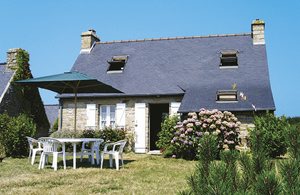 Halvøen Crozon viser sig fra sin romantiske side, hvor dette hus af natursten ligger. Der er tale om et velholdt hus ved det skønne Cap de la Chèvre. Kort, ujævn vej til huset. ...