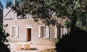  I en forstad til Plomeur ligger dette rummelige feriehus af natursten. Stedet er ideelt som udgangspunkt for udflugter i den sydlige del af regionen Finistère. ...