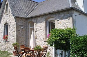 Dette skønt indrettede feriehus fra begyndelsen af det 20. århundrede ligger kun 100 m fra en dejlig sandstrand. Der er en lille grund til huset, hvor man kan opholde sig. ...