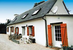  I udkanten af en landsby ligger dette restaurerede bondehus, som ejeren har indrettet meget smagfuldt. De gamle bretonske møbler er blevet bejdset lyse og huset er blevet pudset, så det virker helt ...