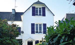  Dette typiske byhus ligger midt i Chateauneuf i udkanten af Mont d'Arrée, som hører til Parc Armoric. ...