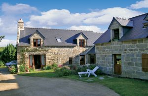  Dette naturstenshus i bretonsk stil oser af regionens charme. Benyt jer af husets gode udstyr og den åbne naturgrund. Omgivet af skov er beliggenheden ideel, hvis I søger ro. Vil I hellere være ve ...