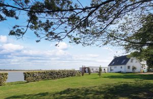  Et hjørne af paradis er dette enestående feriehus på spidsen af Ile de Chevalier i Sydbretagne. Der er uenighed om, om det faktisk er en ø, da den er forbundet med fastlandet via dæmninger. Der  ...