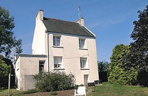  Meget velholdt feriehus med en vidunderlig anlagt have og central beliggenhed, kun 15 minutter fra Quimper og 20 minutter fra Audierne og Pointe du Raz. Husejeren bor på grunden. ...