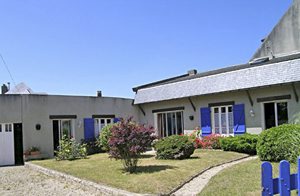 Dette hus ligger direkte ved havet ved siden af en restaurant og er det ideelle udgangspunkt for jeres vandreudflugter, især ved ebbe til fods til øen Sieck. ...