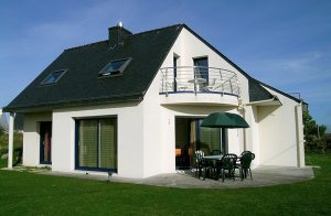 Beliggende på den yderste ende af halvøen Neiz Vran ligger denne rummelige og lyse nybygning kun 150 meter fra de smukke sandstrande. Dette meget komfortable hus har en dejlig terrasse udenfor stue ...