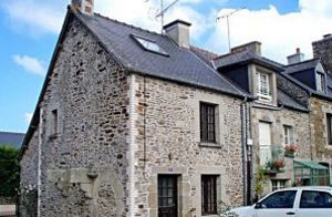  Nær Rances bred ligger denne halvdel af et dobbelthus i den skønne landsby Saint Mininic sur Rance. Et dejligt område tæt på nord Bretagnes smukkeste byer: St Malo, Dinard, Cancale etc. ...