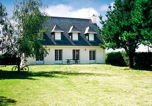 Bliv lykkelig i Morbihan: Hvis man bor i dette dejlige sommerhus, er livet let. For at komme ned til en sandstrand skal I blot overvinde en lille trappe. Mellem havet, som ligger under for tidevandet ...