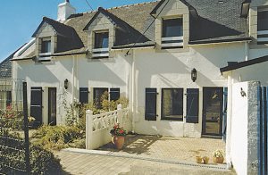  Dette gamle og smagfuldt indrettede fiskerhus med blå vinduesrammer ligger ved Morbihan-golfen. Det er et godt udgangspunkt til at udforske de mange små øer med alle deres facetter. Mange veje og  ...