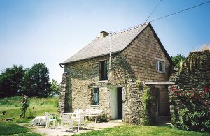  Charmerende naturstenshus i baglandet af Bretagne. Kun 5 km derfra ligger den sagnomspundne Brocéliande skov. Følg i myternes og legendernes spor omkring feen Viviane og troldmanden Merlin. Langt v ...