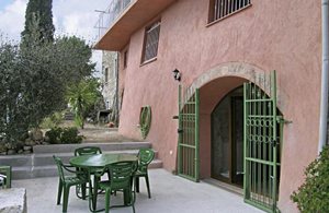  Denne charmerende lejlighed med terrasse ligger i rolige omgivelser nær byens centrum. Hvælvingerne i stuen skaber en egnstypisk stemning. Parkering på nabogrunden, hvor ejeren bor. ...