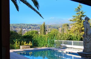  Mellem byerne Cannes og Nice lidt tilbagetrukket ligger denne lejlighed i stueetagen i en villa med fri udsigt over bakkelandskabet. I har egen terrasse med direkte adgang til haven, der inviterer ti ...