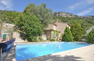  Lad jer fortrylle af dette skønne hus i en af de mest populære landsbyer i oplandet til Nice. Uanset om I vil tage på opdagelsesture i de vidunderlige dale og det herlige landskab, eller om I vil  ...