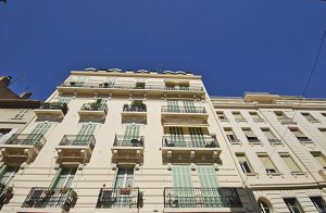 Denne lejlighed ligger i et priviligeret område i Rue d'Antibes, som er kendt for sine butikker og kun 150 m. fra den berømte Croisette og filmpaladset. I befinder jer på 4. sal i et beboelseshus  ...