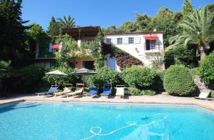  Dette charmerende hus har en helt speciel atmosfære, og er perfekt til en afslappende ferie i det verdensberømte kunstnerby. Swimmingpoolen og den store solterrasse, der omgiver haven inviterer dig ...