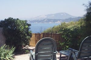  Et lille feriehus, kun få minutters kørsel fra Toulon. Huset ligger ved havet og råder over en have med grill. Husejeren bor på grunden. ...