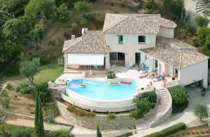 Flot, hvid villa med megen karisma, kun 800 m fra havet. Fra den store swimmingpool (12 x 7 m, op til 2,80 m dyb), der ser ud som om den flyder i et med landskabet, og fra de grandiose terrasser har ...