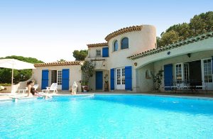  Denne præsentable villa i mediterran stil har alt, hvad hjertet begærer: Den ligger kun 1,5 km fra det mondæne badested Ste Maxime og har en dybblå swimmingpool. Ferieboligen er smagfuldt indrett ...