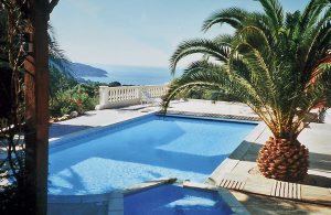 Dette feriehus ligger i rolige omgivelser og råder over en terrasse med en skøn udsigt over havet. Ved poolen kan I slappe og nyde denne fascinerende udsigt. St. Tropez’ dejlige sandstrande kan nà ...