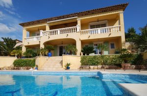 Denne flotte villa i arabisk stil er som taget ud af 1001 nat. Den ligger midt i den fortryllende badeby Ste. Maxime og opfylder enhver drøm. Det eksklusive udstyr vidner om, at der er blevet kælet ...