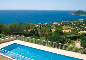  Huset, hvori denne stuelejlighed ligger, befinder sig på en bakke med en flot panoramaudsigt over Agays bugt. 1. salen bliver sjældent brugt af husejeren. I disponerer alene over den store pool på ...