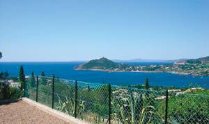 Dette feriehus i Agay ligger i et privat boligkvarter direkte ved de betagende rødbrune klipper Massif de l'Esterel. Fra terrassen er der en vidunderlig udsigt over havet. ...