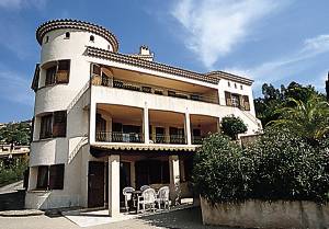 Dette tårnhus er ideelt til flere familier, der rejser sammen. Det indeholder tre lejligheder med separate indgange (se også FCV075 og FCV076). Udsigten over Agay bugten er pragtfuld. ...