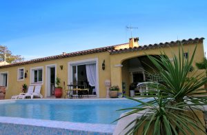  Dette feriehus ligger på en bakke ved middelalderbyen Bagnols en Forêt. Uanset om I spiser i stuen, i sommerkøkkenet eller ude på terrassen, så har I altid glæde af udsigten over poolen. Der er ...