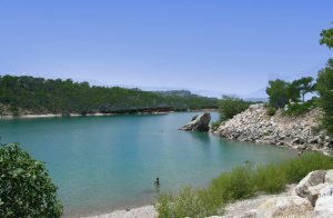  Denne fritstående villa ligger midt i et vidunderligt landskab, som er helt roligt. Den dejlige sø Lac de Ste Croix ved Verdon-slugterne ligger kun 500 m væk. Her kan I nyde alle fordelene ved den ...