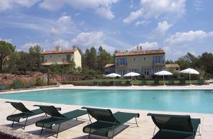  På en dejlig ejendom på 150 hektar mellem Provence og Côte dAzur finder I det flotte anlæg St Endreol. Det eksklusive golf- og spa-resort ligger i La Motte en Provence, blot 45 minutter fra Nic ...