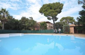  Saint Aygulf, en bydel i Fréjus, er et meget populært badested kun 6 km. fra St. Raphaël. Området byder på et afvekslende landskab: søer, magiske, små bugter og frem for alt en vidunderlig 3 k ...