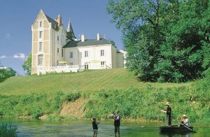  Obligatorisk rengøring: Minimum EUR 350/DKK 2608 (prisen er for 10 personer, ekstra personer EUR 35,- pr. pers.).Château de Villejovet Château de Villejovet ligger ved Ardentes, ca. 15 km sydøst  ...