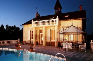 Obligatorisk rengøring: Min. EUR 280,-/DKK 2086,- (prisen er for 8 personer, ekstra personer EUR 35,- pr. pers.).Landstedet St. Marie ligger i den sydlige del af Loiredalen ved Ardentes, i den landl ...