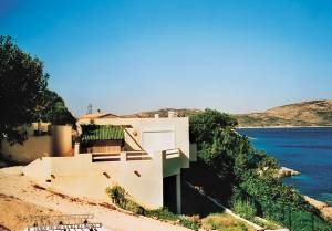  Bag Calvi i det nordvestlige Korsika finder I denne charmerende feriebolig, som udgør den ene halvdel af et feriehus. Den anden bolig er FKO121. Gennem de store glasdøre strømmer meget lys ind, og ...