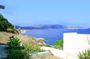Denne lejlighed befinder sig i stueetagen af et hus. Den dejlige strand Calvi ligger 800 meter derfra. Fra huset er der dog kun 100 m til havet. Her er der dog naturstrand. Benyt jer af en åben og e ...