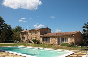 Dette dejlige landsted, en typisk provencalsk bondegård, ligger på et stort areal. Den lille søvnige bys navn er ikke tilfældigt: I St. Quentin la Poterie handler alting om pottemageri. Både et ...