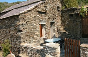 I hjertet af en lille landsby ligger dette hyggelige stenhus roligt og fredeligt. Fra terrassen er der en fantastisk udsigt over de omliggende bjerge og skove. ...