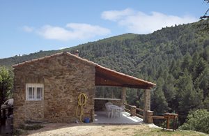  Fra dette dejlige naturstenshus der ligger midt i naturen er der en pragtfuld udsigt. Den 8 hektar store grund giver rig mulighed for dejlige vandreture. En lejer bor i souterrain med separat indgang ...